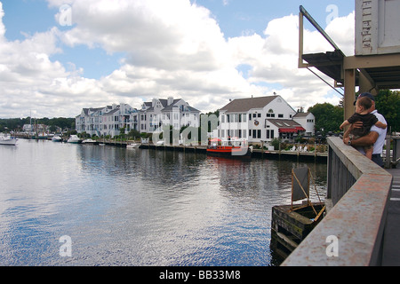 Nordamerika, USA, Connecticut, Mystiker.  Ein Mann hält ein kleines Kind, Blick auf Mystic River Stockfoto