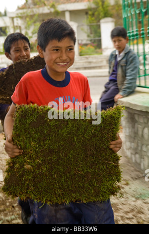 Südamerika, Ecuador, Lasso, Schulkinder tun Zivildienst Projekt im kirchlichen garden Stockfoto