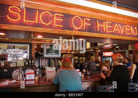 Nordamerika, USA, Connecticut, Mystiker.  Kunden zu sammeln, unter eine Leuchtreklame in Mystic Pizza Stockfoto