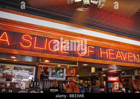 Nordamerika, USA, Connecticut, Mystiker.  Leuchtreklame in Mystic Pizza Stockfoto