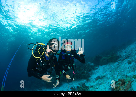 Indonesien, Süd-Sulawesi Provinz, Wakatobi Archipel Meeresschutzgebiet. (MR) Scuba Diver. Stockfoto