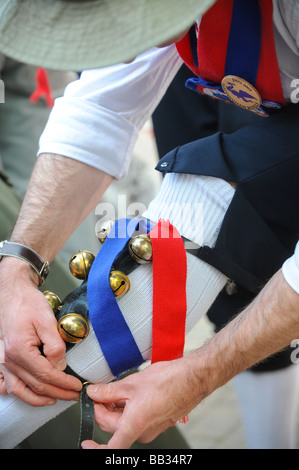 Ein Morris Mann legt seine Glocken auf seine Beine vor dem Tanzen in der englischen Folk Morris tanzen. Bild von Jim Holden. Stockfoto