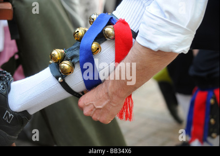 Ein Morris Mann legt seine Glocken auf seine Beine vor dem Tanzen in der englischen Folk Morris tanzen. Bild von Jim Holden. Stockfoto