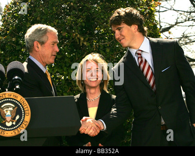 Präsident George W. Bush schüttelt Hände mit NY Giants Quarteback Eli Manning im Kennedy Garden Stockfoto