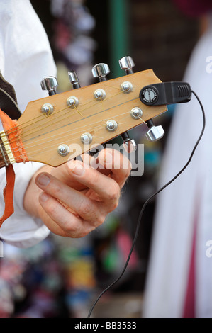 Ein Musiker, eine Mandoline-tuning. Bild von Jim Holden. Stockfoto