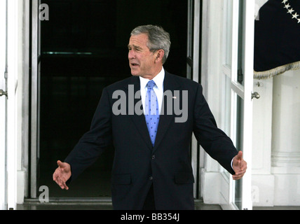 Präsident George W. Bush wartet und wartet darauf, dass Senator John McCain im Weißen Haus am 5. März 2008 eintreffen. Stockfoto