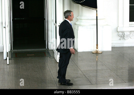 Präsident George W. Bush wartet und wartet darauf, dass Senator John McCain im Weißen Haus am 5. März 2008 eintreffen. Stockfoto