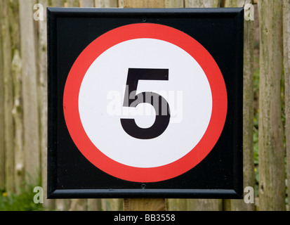 5 km/h Höchstgeschwindigkeit Zeichen. Styal, Cheshire, Vereinigtes Königreich. Stockfoto