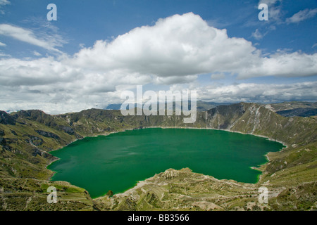 Südamerika, Ecuador, Quilotoa, See Quilotoa, ein Vulkankrater gefüllt durch einen smaragdgrünen See Stockfoto