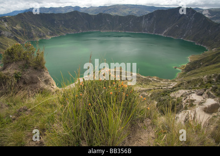 Südamerika, Ecuador, Quilotoa, See Quilotoa, ein Vulkankrater gefüllt durch einen smaragdgrünen See Stockfoto