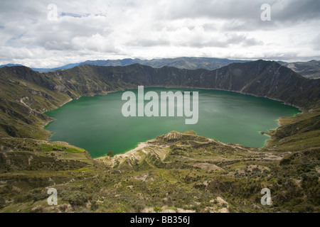 Südamerika, Ecuador, Quilotoa, See Quilotoa, ein Vulkankrater gefüllt durch einen smaragdgrünen See Stockfoto