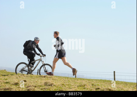 Ein Radsportler auf der South Downs über Brighton auf Ditchling Leuchtfeuer in East Sussex. Bild von Jim Holden. Stockfoto