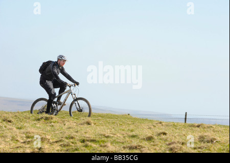 Ein Radsportler auf der South Downs über Brighton auf Ditchling Leuchtfeuer in East Sussex. Bild von Jim Holden. Stockfoto