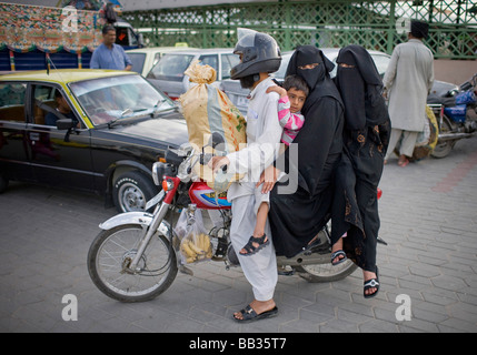 Familie auf einem Motorrad Islamabad-Pakistan Stockfoto