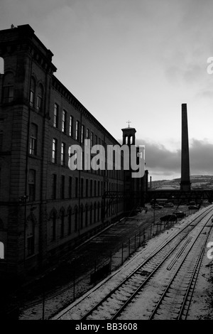 Schnee bedeckt den Boden Salts Mill, Saltaire, West Yorkshire, Großbritannien Stockfoto