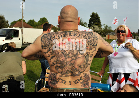 Ein Mann zeigt seine England-Tattoo bedeckt den Rücken und zeigt St George Slaying einen Drachen mit der Flagge von England und die Stockfoto