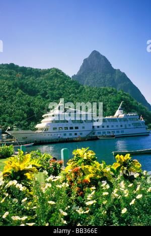 Karibik, St. Lucia, Soufriere. Kreuzfahrtschiff in einem Hafen. Stockfoto