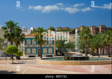 Portugal Algarve Silves-Brunnen mit der Stadt und Burg im Hintergrund Stockfoto