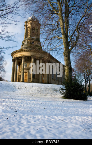 Eine Winterlandschaft wie Schnee deckt den Boden rund um die Vereinigte Reformierte Kirche in Saltaire, West Yorkshire, Großbritannien Stockfoto