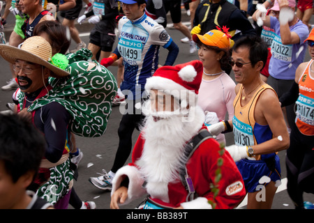 Lustige Marathonläufer in Kostümen während der 2009-Tokio-Marathon. Stockfoto