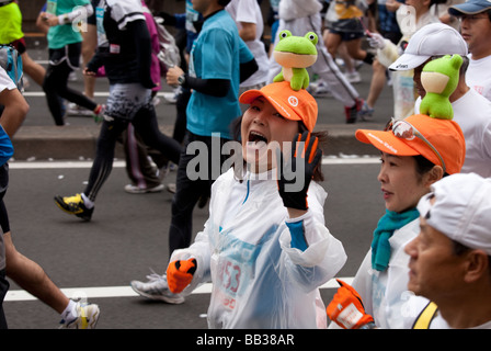 Lustige Marathonläufer in Kostümen während der 2009-Tokio-Marathon. Stockfoto