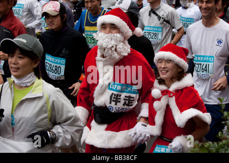 Lustige Marathonläufer in Kostümen während der 2009-Tokio-Marathon. Stockfoto