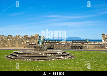 Pistole Stellplatz mit Blick auf Arran am National Trust for Scotland owned Culzean Castle befindet sich in der Nähe von Matratzen in Ayrshire, Schottland Stockfoto