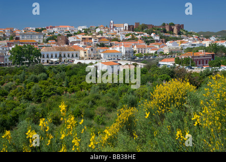 Portugal, Algarve, Silves Stadt und Burg über Orangenhaine gesehen Stockfoto