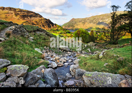 Moore Beck hinunter zum Dorf Glenridding auf Ullswater in Cumbria Stockfoto