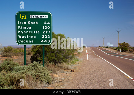 Verkehrszeichen auf dem Eyre Highway in South Australia Überschrift nach Perth in Westaustralien Stockfoto