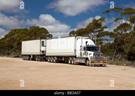 Road Train abgestellt auf dem Eyre Highway in Süd-Australien reisen Stockfoto