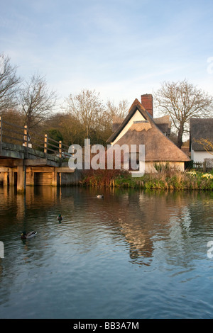 Ferienhaus & Brücke über den Fluss Stour am Flatford in Suffolk an einem Frühlingstag Stockfoto