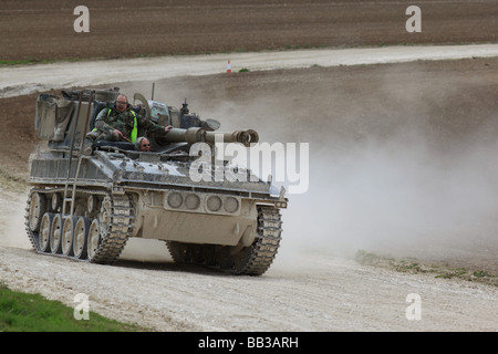 Tank treibende Erfahrung, Juniper Freizeit, Mitglieder der Öffentlichkeit erleben treibende Militärfahrzeuge. Stockfoto