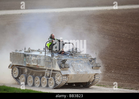 Tank treibende Erfahrung, Juniper Freizeit, Mitglieder der Öffentlichkeit erleben treibende Militärfahrzeuge. Stockfoto