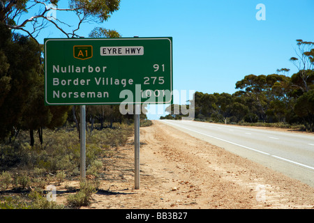 Straßenrand melden Sie an der Seite der Eyre Highway in South Australia Stockfoto