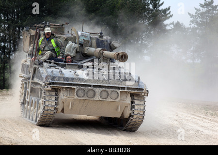 Tank treibende Erfahrung, Juniper Freizeit, Mitglieder der Öffentlichkeit erleben treibende Militärfahrzeuge. Stockfoto