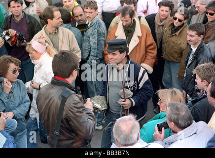 Menschen aus West-Berlin mit Stücken der Berliner Mauer im Jahr 1989, Berlin, Deutschland Stockfoto