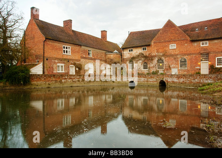 Die Wassermühle am Flatford auf dem Fluss Stour in der Landschaft von Suffolk Stockfoto