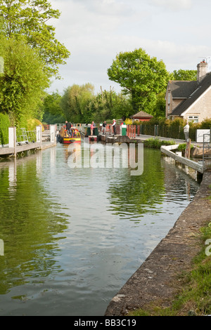 Narrowboats verhandeln Osney Sperre auf der Themse in Oxford Uk Stockfoto