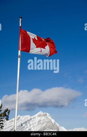 Banff, Alberta, Kanada. Blick auf die Berge mit kanadische Flagge auf dem Gipfel des Sulphur Mountain. Stockfoto