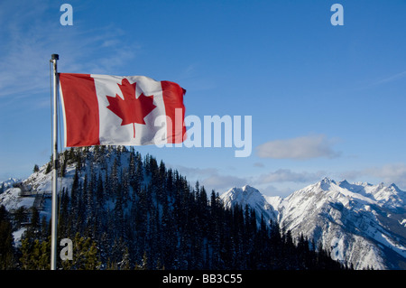 Banff, Alberta, Kanada. Blick auf die Berge mit kanadische Flagge auf dem Gipfel des Sulphur Mountain. Stockfoto