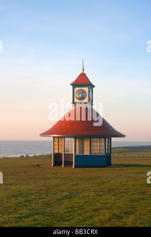 Regen / Wetter Obdach und Uhr, kurz nach Sonnenaufgang auf der Essex Küste bei Frinton-on-Sea Stockfoto