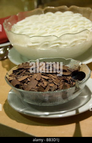 Banff, Alberta, Kanada. Fairmont Banff Springs Hotel. Geschlagene Sahne und Schokolade Späne für heiße Coco. Stockfoto