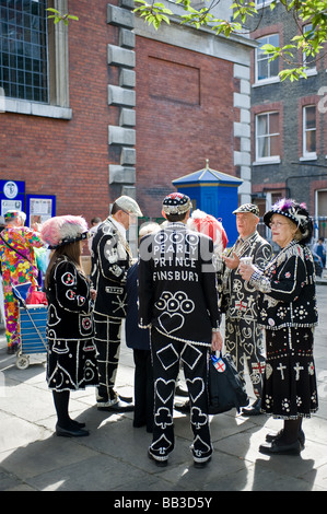 Perlige Könige und Königinnen sprechen auf dem Gelände der St. Pauls Kirche in Covent Garden in London. Foto von Gordon Scammell Stockfoto