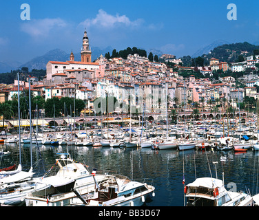 Blick auf den Hafen und die historische Stadt Menton Süden von Frankreich EU FR FRA Frankreich Provence Alpes Côte d ' Azur Maritimes Grasse Stockfoto