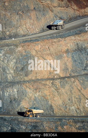 Lastwagen mit gold Lager Rock aus der "Super-Grube" öffnen Sie Schnitt Goldmine in Goldfields Kalgoorlie-Boulder Western Australia. Stockfoto