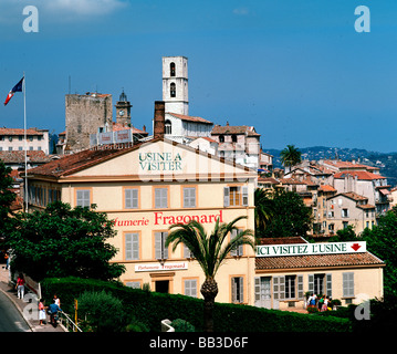 Blick auf die historische Stadt Grasse der alten und berühmten Parfumerie Fragonard Süden von Frankreich EU FR FRA Frankreich Provence Alpes Côte Stockfoto