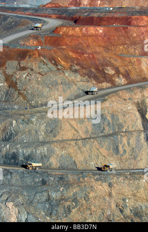 Lastwagen mit gold Lager Rock aus der "Super-Grube" öffnen Sie Schnitt Goldmine in Goldfields Kalgoorlie-Boulder Western Australia. Stockfoto