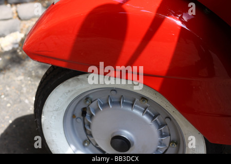 Vorderrad eines roten Vespa-Roller in Rom, Italien. Stockfoto