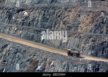 Lastwagen mit gold Lager Rock aus der "Super-Grube" öffnen Sie Schnitt Goldmine in Goldfields Kalgoorlie-Boulder Western Australia. Stockfoto